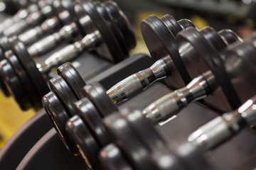 Naklejka premium Ciężarki hantle sprzęt do ćwiczeń fitness