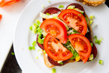 Sandwich mit gebratenen Wurstscheiben