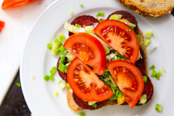 Sandwich mit gebratenen Wurstscheiben