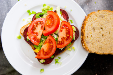 Sandwich mit gebratenen Wurstscheiben