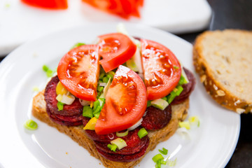 Sandwich mit gebratenen Wurstscheiben