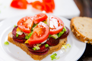 Sandwich mit gebratenen Wurstscheiben