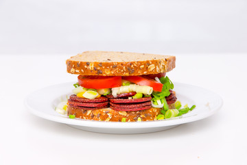Sandwich mit gebratenen Wurstscheiben
