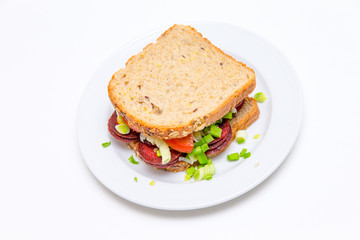 Sandwich mit gebratenen Wurstscheiben