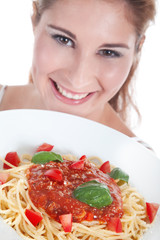 Frau mit Spaghetti lächelt Nahaufnahme