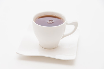 Schwarzer Tee in weißer Tasse