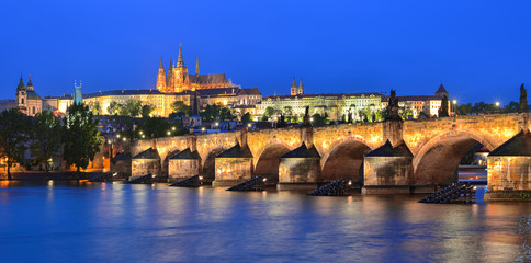 Fototapeta na wymiar Night view of Prague