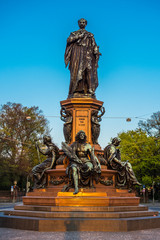 Obraz premium Max-II-Denkmal auf Maximilianstraße in München