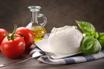 Fototapeten Büffelmozzarella mit Tomaten, Basilikum und nativem Olivenöl extra © fabiomax