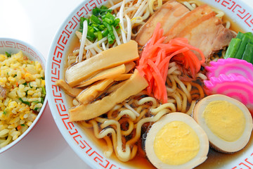 美味しそうなラーメンとチャーハン