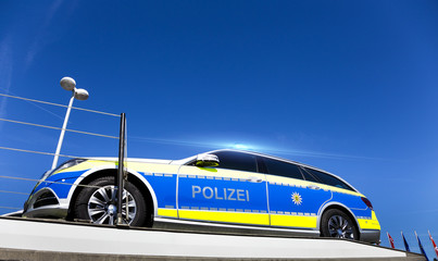 Lieferung neuer Streifenwagen für die Polizei