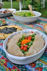 Polpettone di pollo con insalata, carote e pomodorini