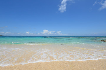 さわやかな空と美しいビーチ