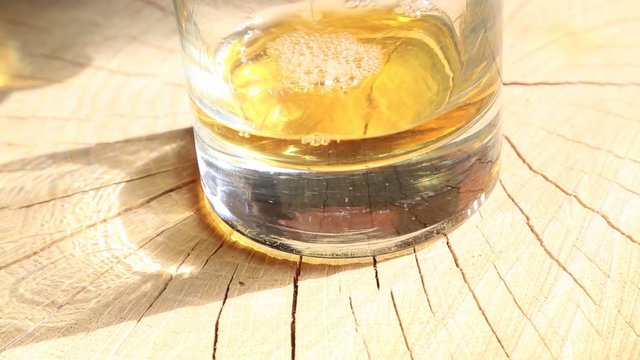 Whiskyglas einschenken