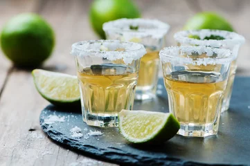 Foto op Plexiglas Gold tequila with lime and salt © nolonely