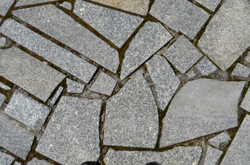 chodnik ułożony z fragmentów płyt