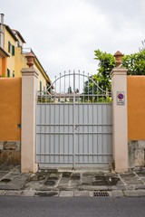 Cancello di ferro bianco, mura, ingresso a villa