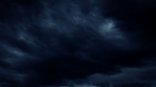 Dunkle dramatische wolken