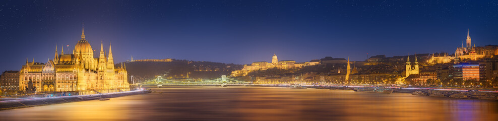 Obraz premium Hungarian Parliament and Liberty Statue, Budapest