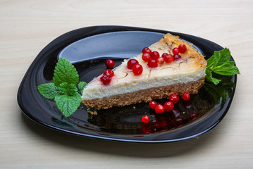 Cheesecake with berries and mint