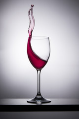 wine glass that creates a splash that comes out