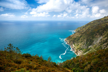 Fototapeta na wymiar Beautiful turquoise bay in Cinque Terre, Italy 