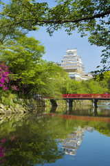修理完成後の姫路城とお堀