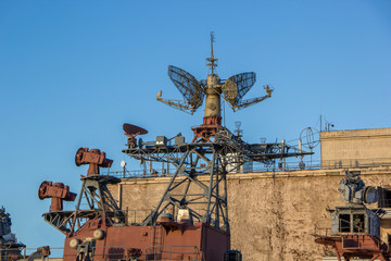 Fototapeta na wymiar radar system of old battle ship