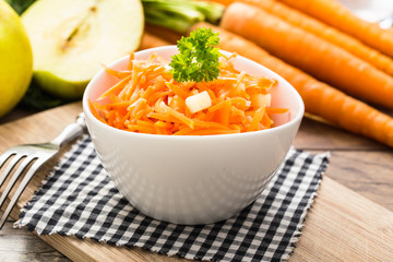 Karottensalat mit Äpfel - carrot salad with apples