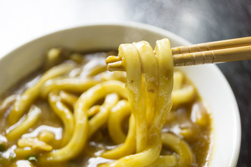 出来立てのカレーうどん　箸でつまみ上げる　クローズアップ