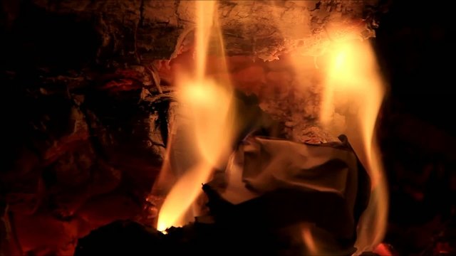 Papier verbrennt im Kaminfeuer
