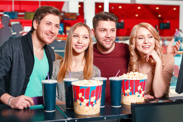 Group of people buying popcorn and coke 