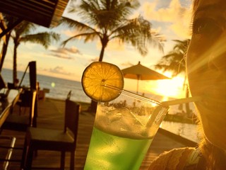Frau mit Drink an der Bar