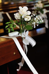 教会のバージンロードを飾るキュートな生花