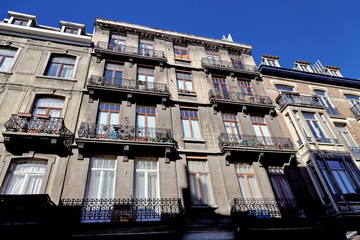 Immeuble gris, ciel bleu, Bruxelles
