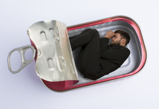 Mann in Fischdose