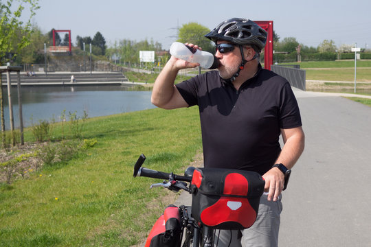 kurze trinkpause beim radfahren