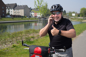 Naklejka premium fahrradfahrer zeigt daumen nach oben