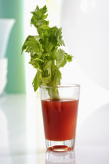 Glas Bloddy Mary mit Staudensellerie