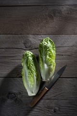 Römersalat, Romana Salat, dunkler Holzuntergrund