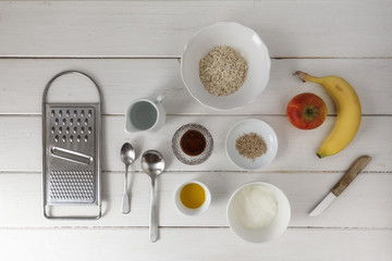 Schale mit Haferbrei, Äpfel, Bananen, Sesamkörner