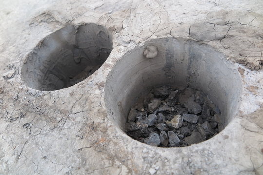 Cylindrical specimens (roadway core specimens) of the asphalt