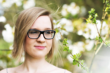 Frau mit Brille im Frühling 