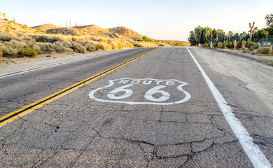 Historische Route 66 mit Straßenschild in Kalifornien