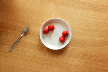 白い皿のイチゴNo.3