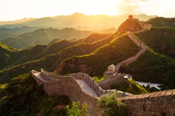 Papier Peint photo Lavable Mur chinois Grande muraille sous le soleil pendant le coucher du soleil