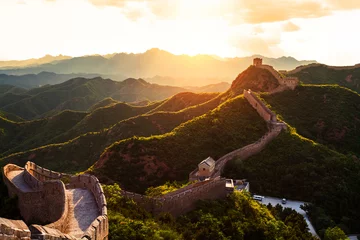 Photo sur Plexiglas Mur chinois Grande muraille sous le soleil pendant le coucher du soleil