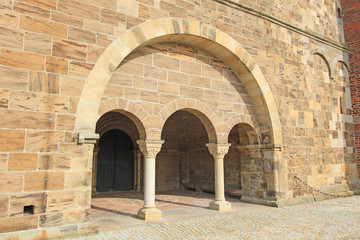 Fototapeta na wymiar Portal der Stiftskirche Bücken (12. Jh., Niedersachsen)