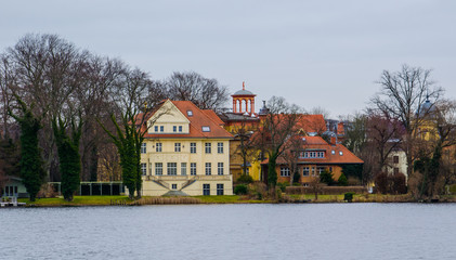 Obraz premium view of villas situated on the shore of heiliger see in potsdam