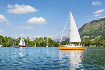 Papier Peint photo Lavable Naviguer Yellow sailboat on the lake